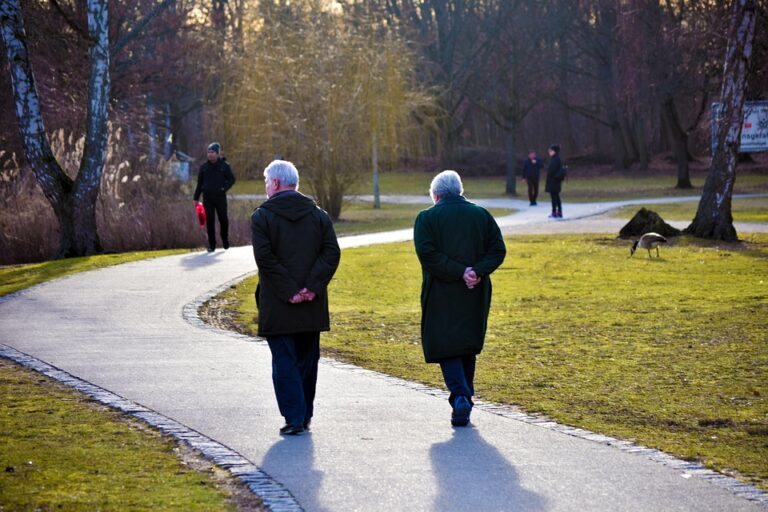 Zwierzęta a seniorzy – korzyści z posiadania zwierząt dla osób starszych
